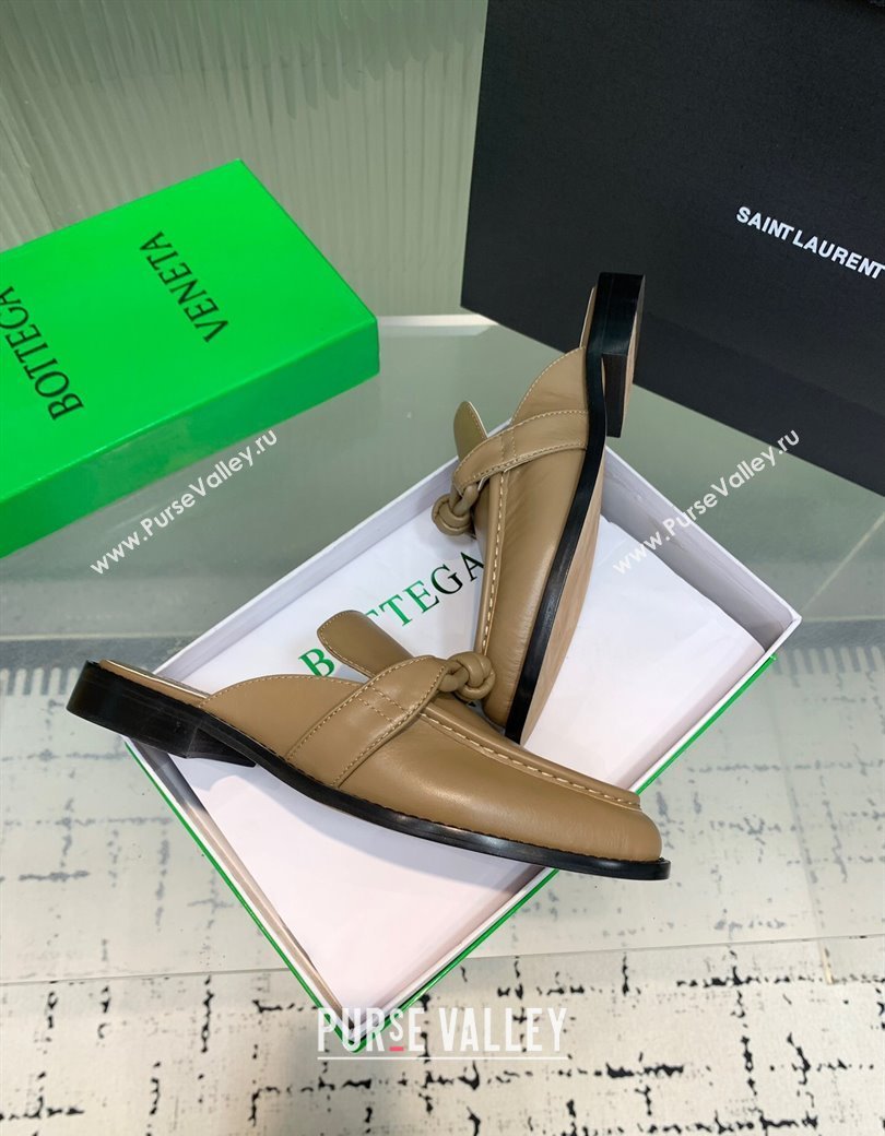 Bottega Veneta Astaire Flat Mules in Calfskin Leather with One-Tone Knot Beige 2025 (KER-250823049)