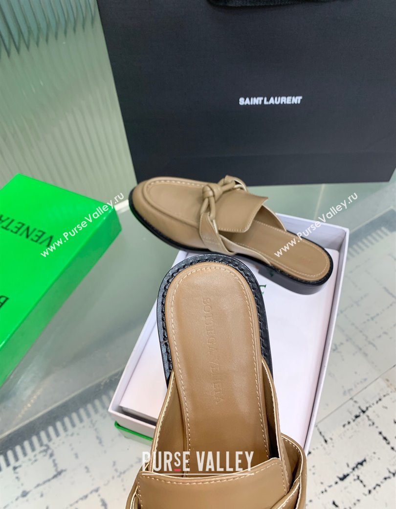 Bottega Veneta Astaire Flat Mules in Calfskin Leather with One-Tone Knot Beige 2025 (KER-250823049)