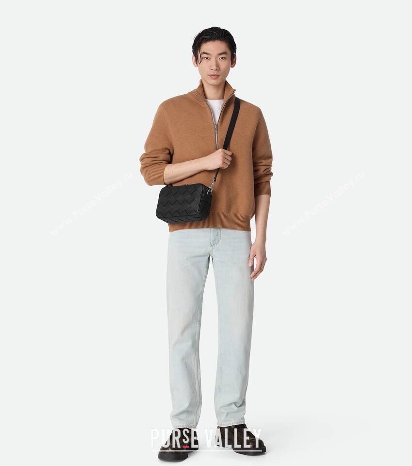 Bottega Veneta Mens Small Camera Bag in Grained Intrecciato Leather Black 2025 755923 (WT-250924032)