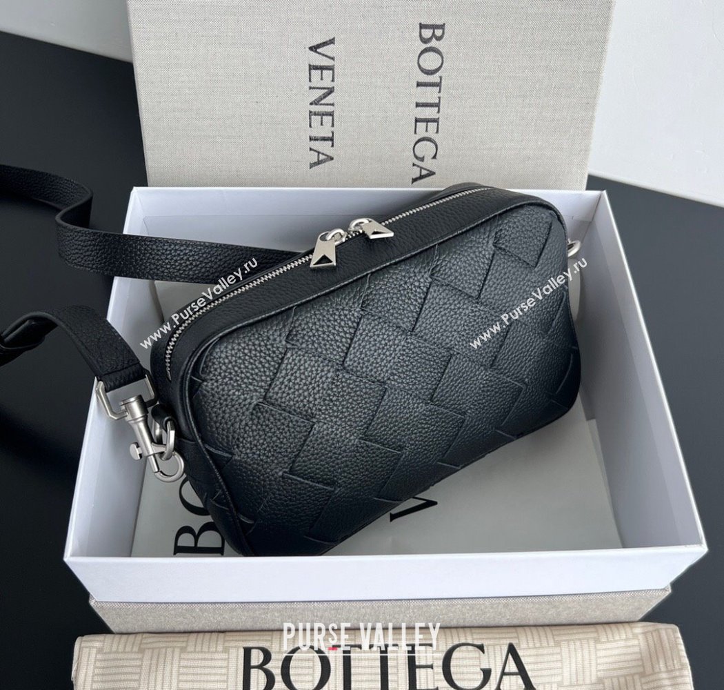 Bottega Veneta Mens Small Camera Bag in Grained Intrecciato Leather Black 2025 755923 (WT-250924032)