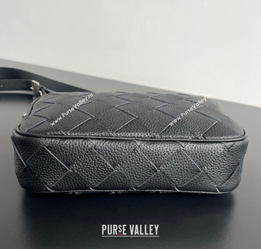 Bottega Veneta Mens Small Camera Bag in Grained Intrecciato Leather Black 2025 755923 (WT-250924032)