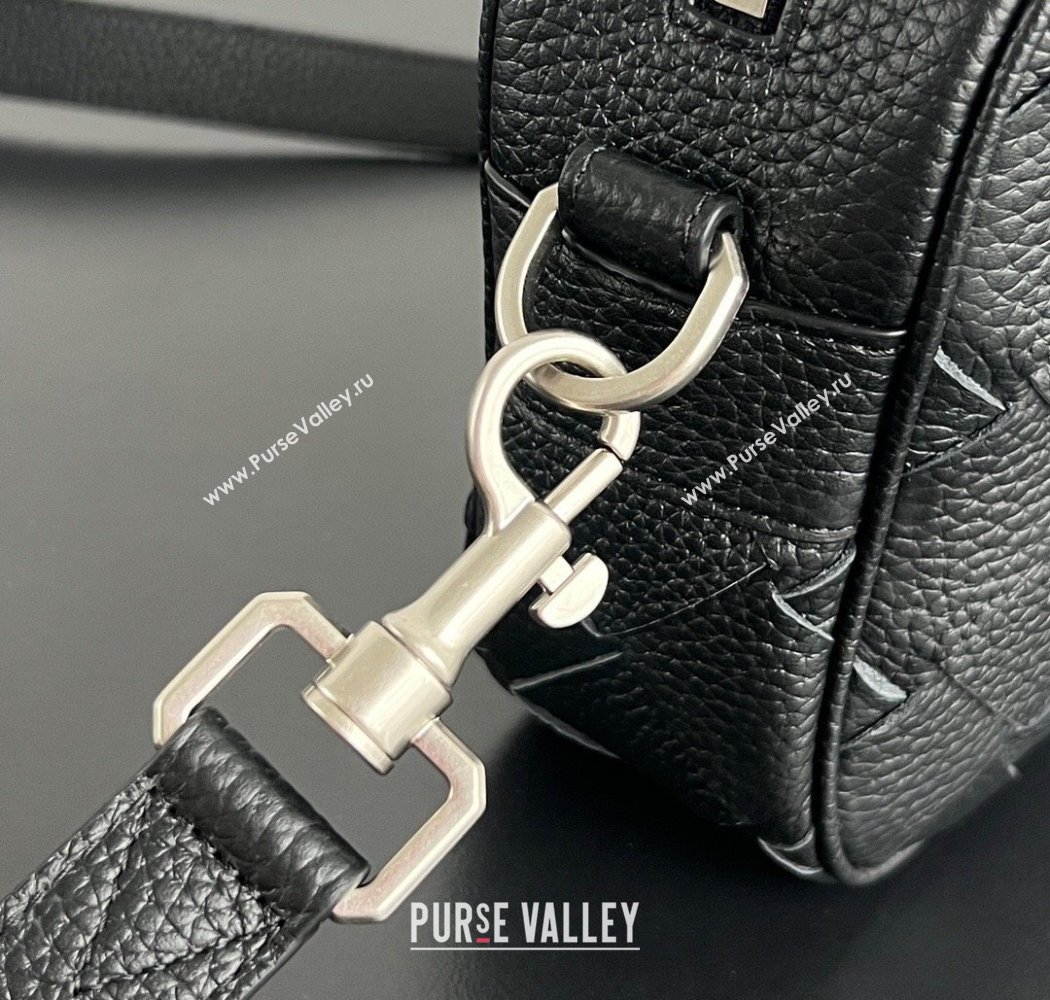 Bottega Veneta Mens Small Camera Bag in Grained Intrecciato Leather Black 2025 755923 (WT-250924032)