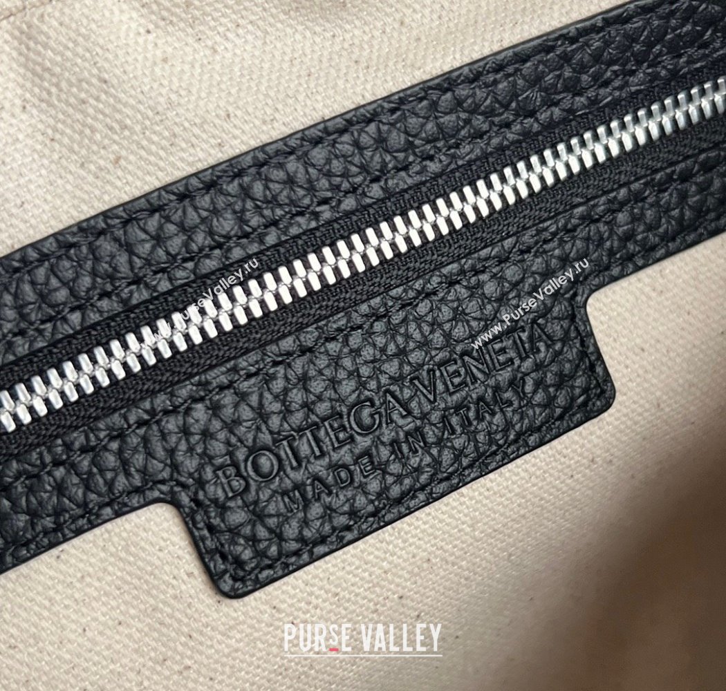 Bottega Veneta Mens Small Camera Bag in Grained Intrecciato Leather Black 2025 755923 (WT-250924032)