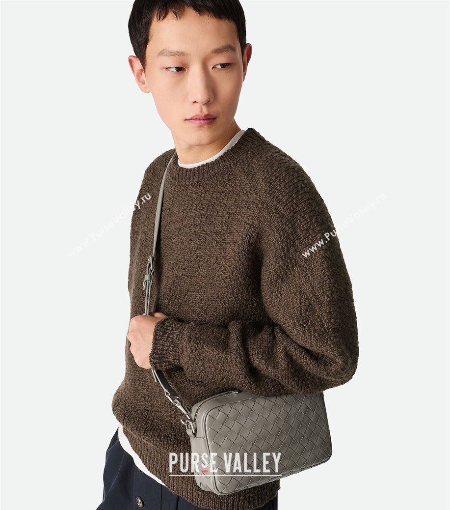 Bottega Veneta Mens Small Camera Bag in Intrecciato Leather Misty Rain 2025 755923 (WT-250924033)