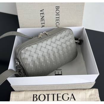 Bottega Veneta Mens Small Camera Bag in Intrecciato Leather Misty Rain 2025 755923 (WT-250924033)