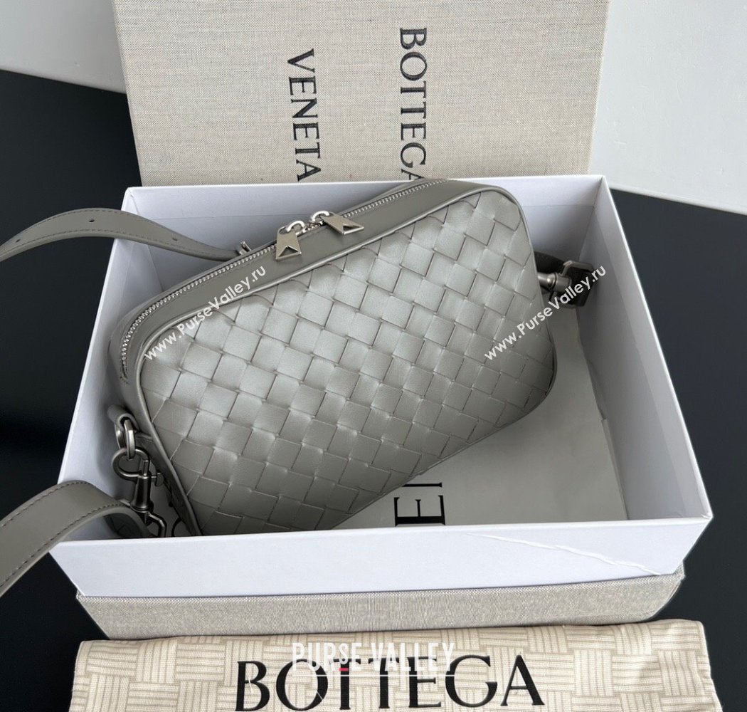 Bottega Veneta Mens Small Camera Bag in Intrecciato Leather Misty Rain 2025 755923 (WT-250924033)