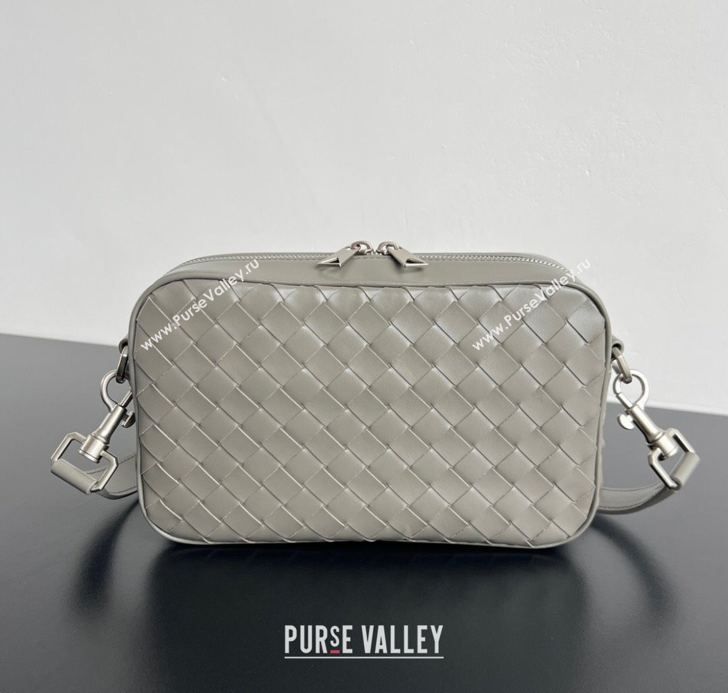 Bottega Veneta Mens Small Camera Bag in Intrecciato Leather Misty Rain 2025 755923 (WT-250924033)