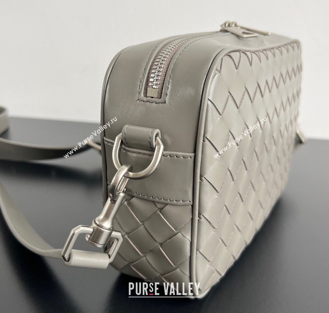 Bottega Veneta Mens Small Camera Bag in Intrecciato Leather Misty Rain 2025 755923 (WT-250924033)