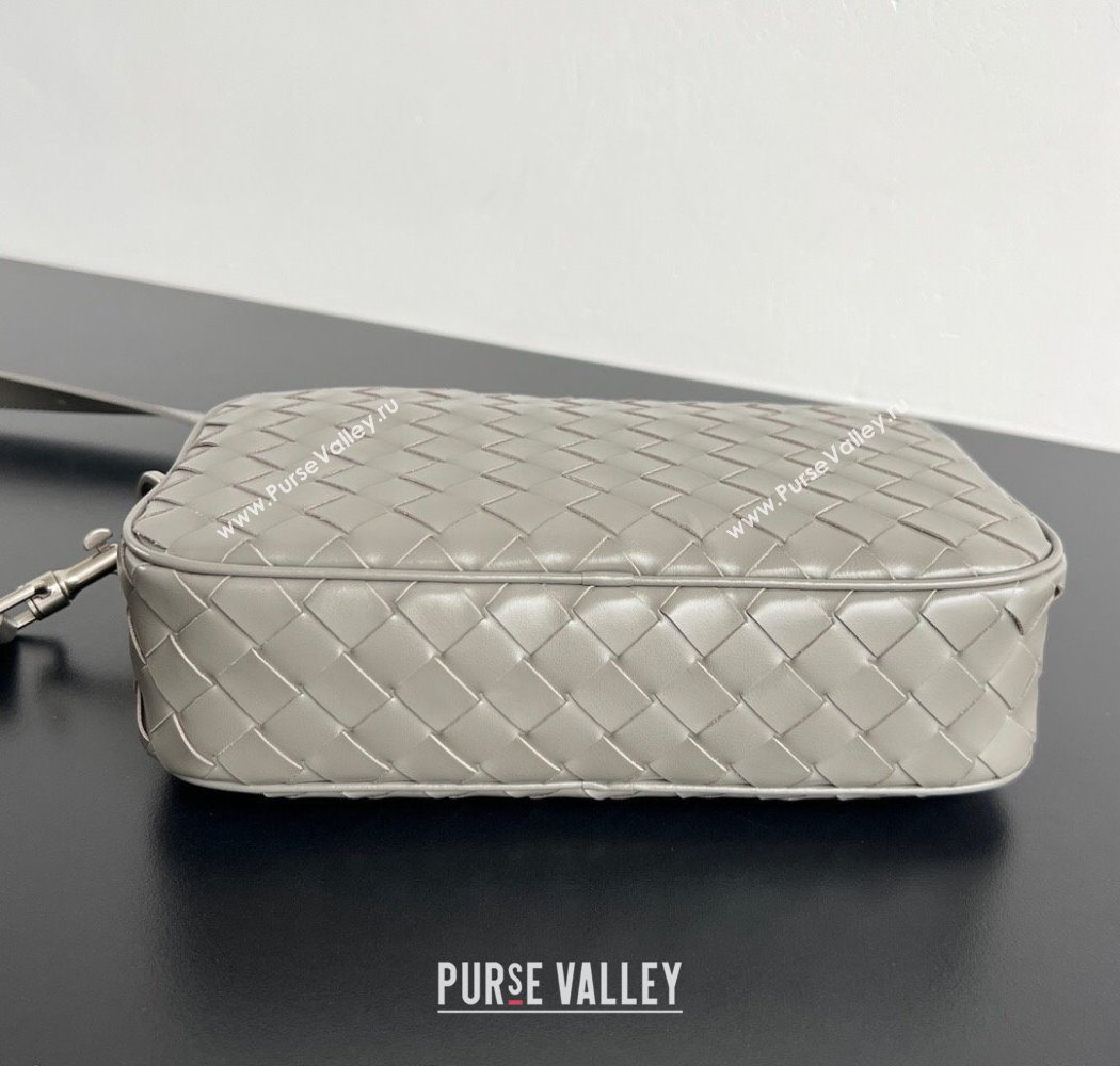 Bottega Veneta Mens Small Camera Bag in Intrecciato Leather Misty Rain 2025 755923 (WT-250924033)