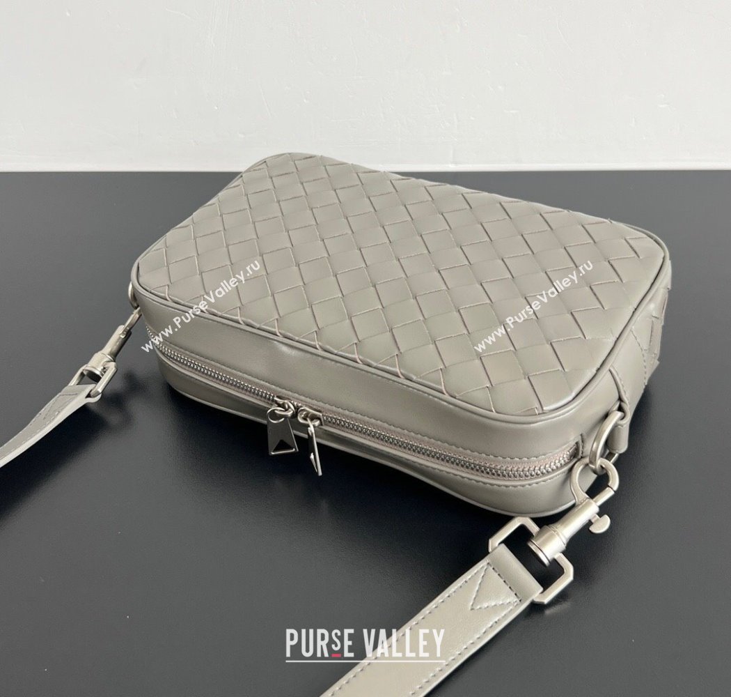 Bottega Veneta Mens Small Camera Bag in Intrecciato Leather Misty Rain 2025 755923 (WT-250924033)