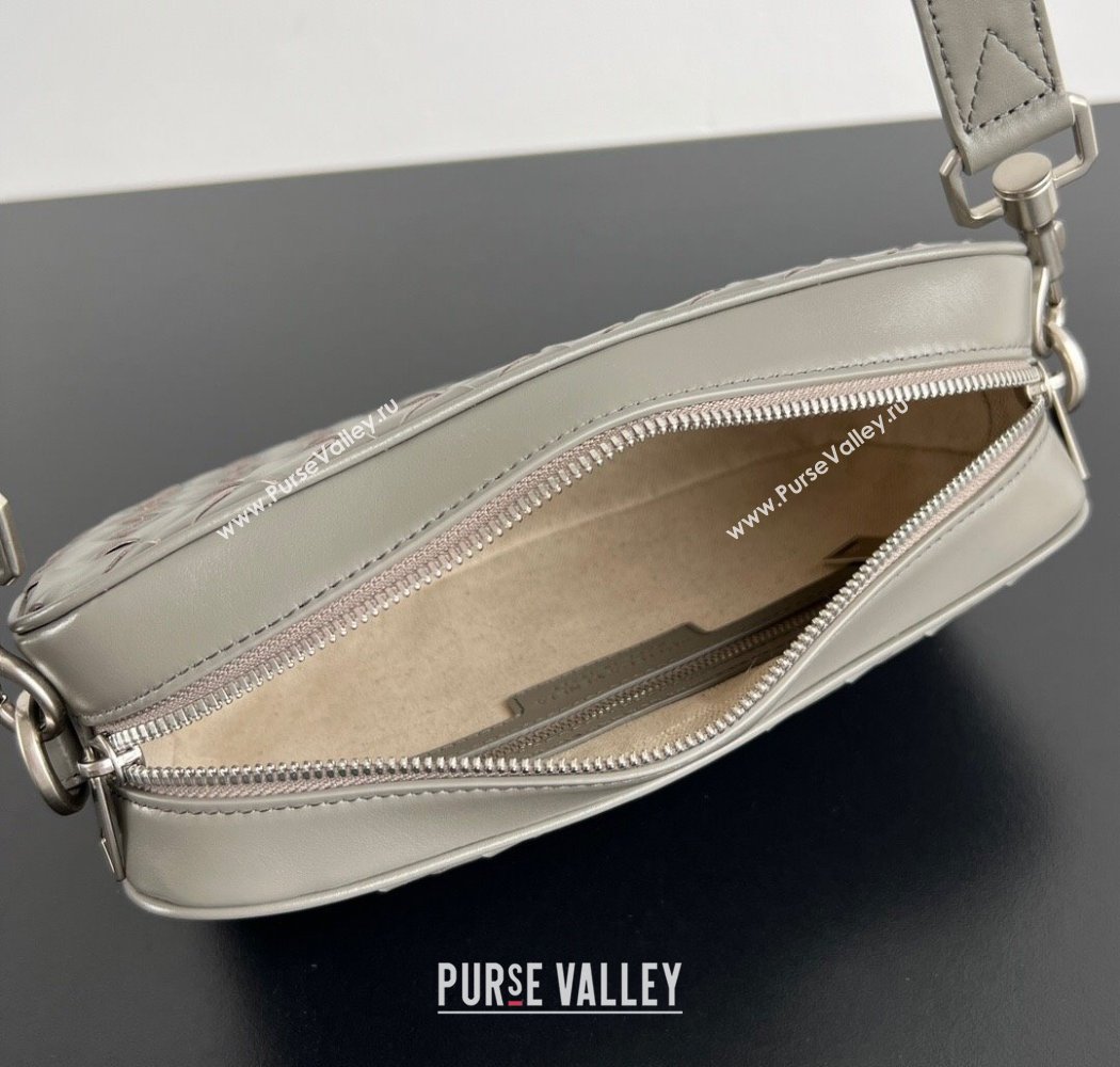 Bottega Veneta Mens Small Camera Bag in Intrecciato Leather Misty Rain 2025 755923 (WT-250924033)