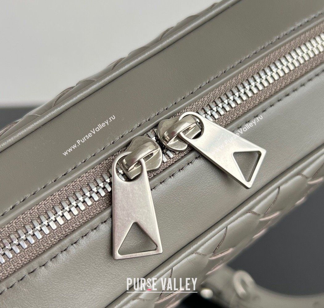 Bottega Veneta Mens Small Camera Bag in Intrecciato Leather Misty Rain 2025 755923 (WT-250924033)