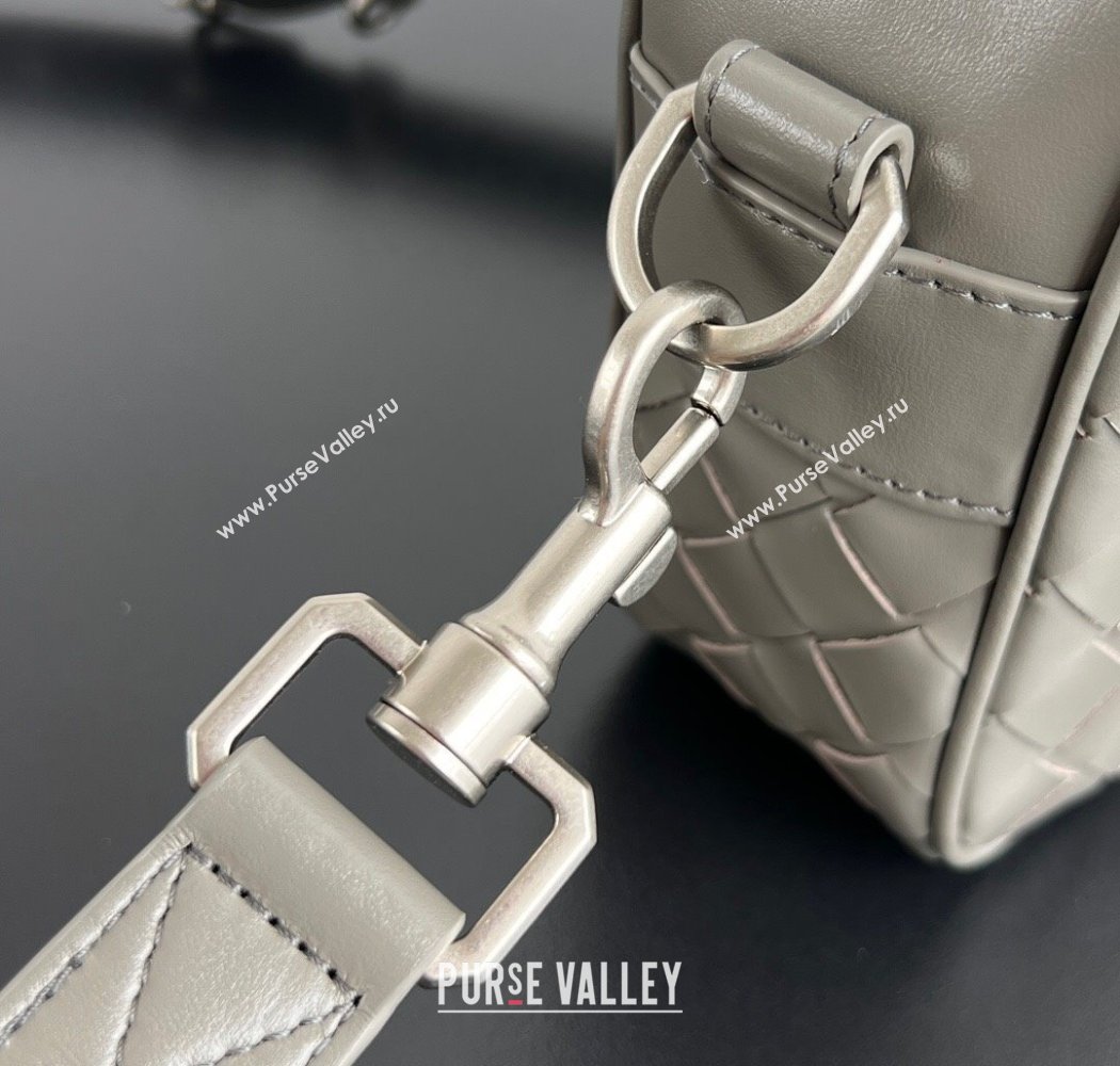 Bottega Veneta Mens Small Camera Bag in Intrecciato Leather Misty Rain 2025 755923 (WT-250924033)