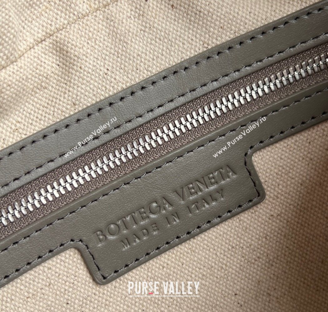 Bottega Veneta Mens Small Camera Bag in Intrecciato Leather Misty Rain 2025 755923 (WT-250924033)