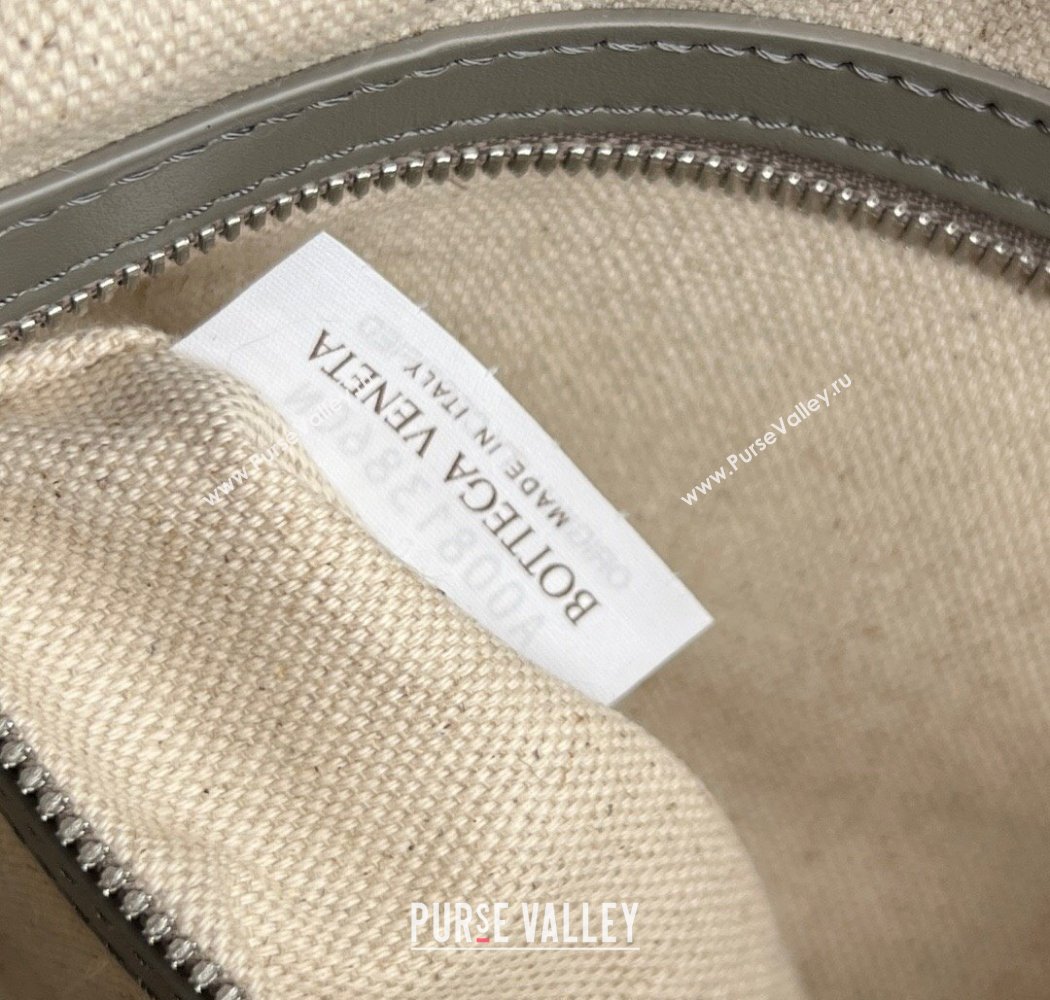 Bottega Veneta Mens Small Camera Bag in Intrecciato Leather Misty Rain 2025 755923 (WT-250924033)