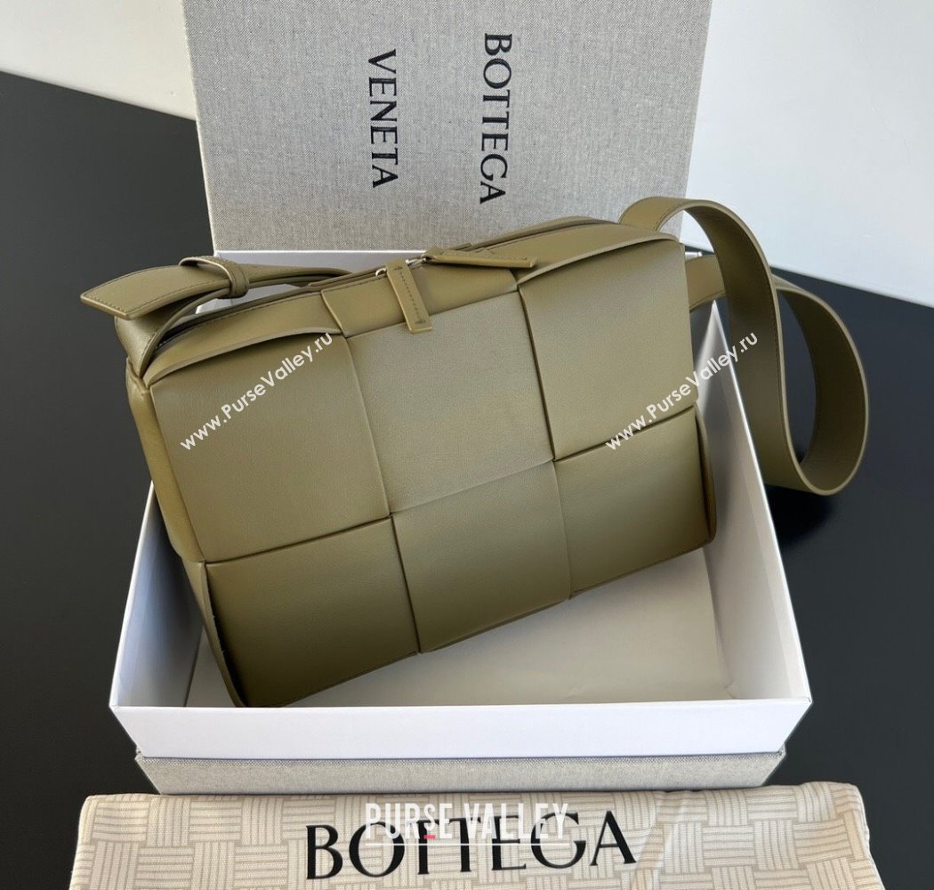 Bottega Veneta Mens Arco Camera Bag Bag in Intrecciato Leather Algae Green 2025 731165 (WT-250924034)