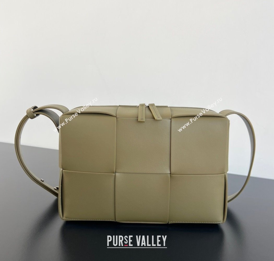 Bottega Veneta Mens Arco Camera Bag Bag in Intrecciato Leather Algae Green 2025 731165 (WT-250924034)