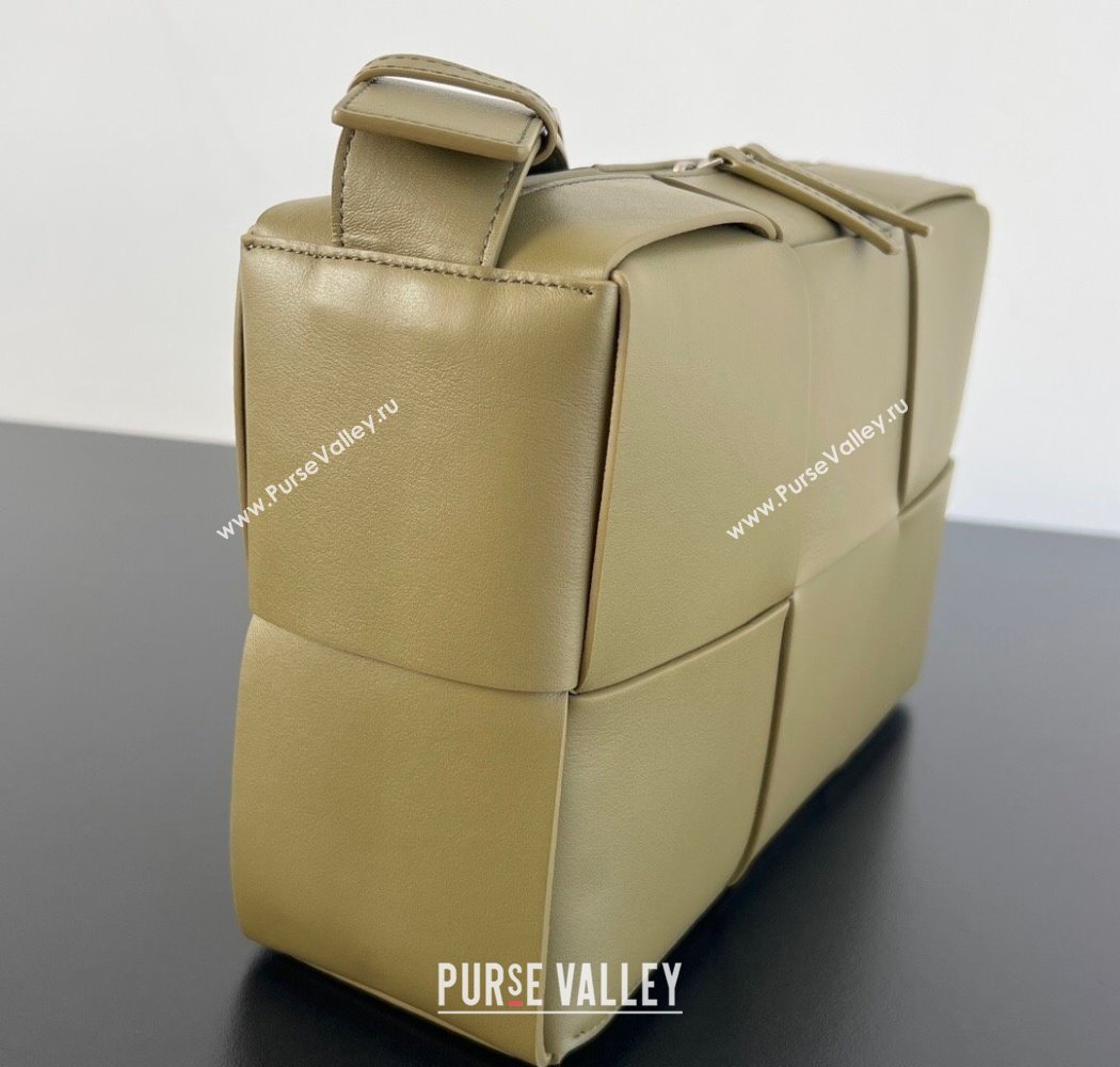 Bottega Veneta Mens Arco Camera Bag Bag in Intrecciato Leather Algae Green 2025 731165 (WT-250924034)