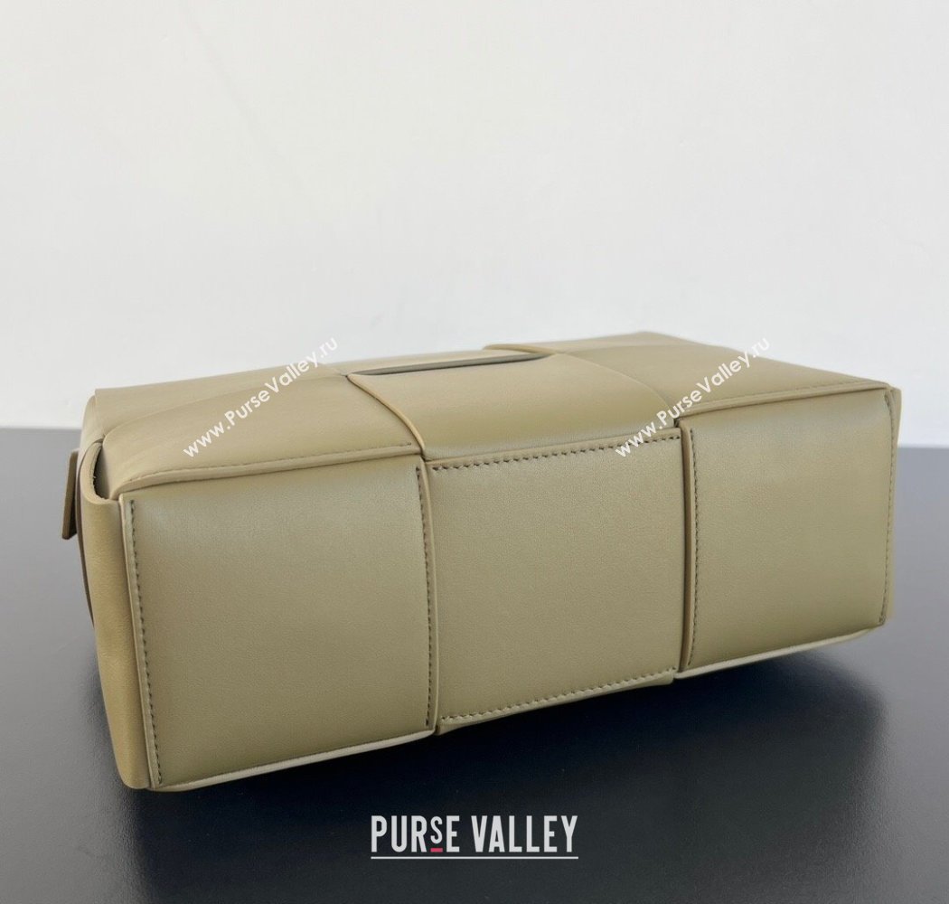 Bottega Veneta Mens Arco Camera Bag Bag in Intrecciato Leather Algae Green 2025 731165 (WT-250924034)