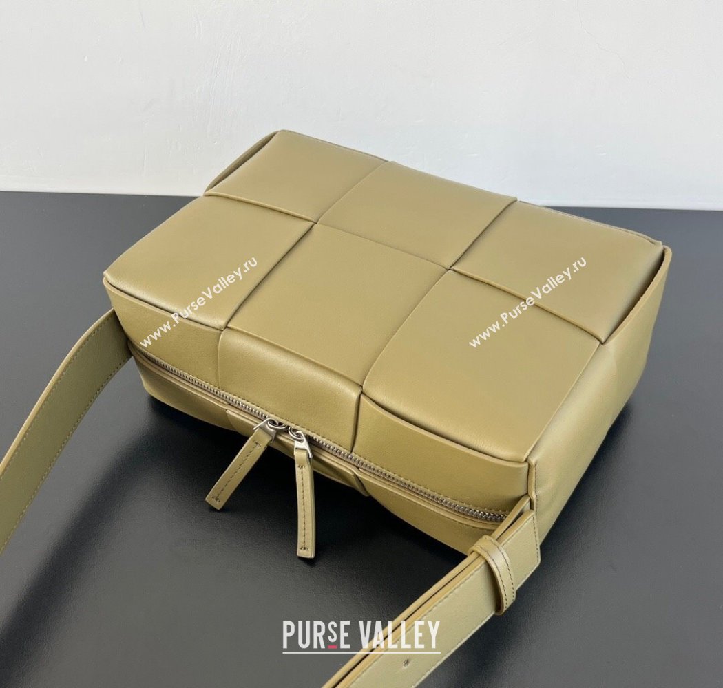 Bottega Veneta Mens Arco Camera Bag Bag in Intrecciato Leather Algae Green 2025 731165 (WT-250924034)