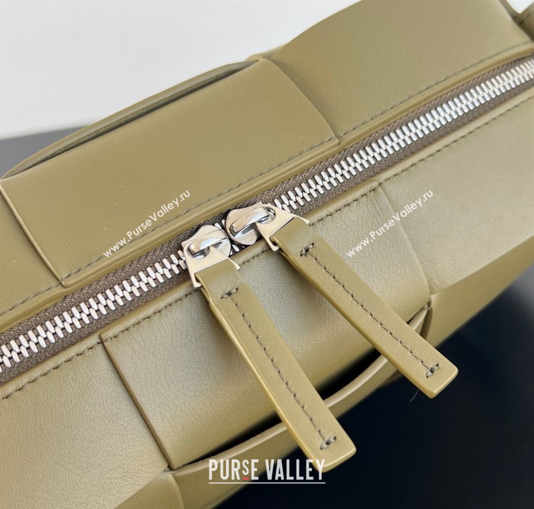 Bottega Veneta Mens Arco Camera Bag Bag in Intrecciato Leather Algae Green 2025 731165 (WT-250924034)