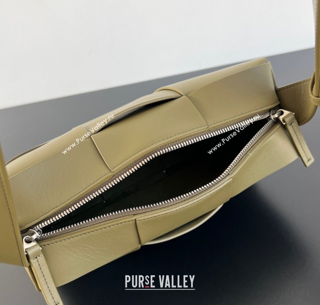 Bottega Veneta Mens Arco Camera Bag Bag in Intrecciato Leather Algae Green 2025 731165 (WT-250924034)