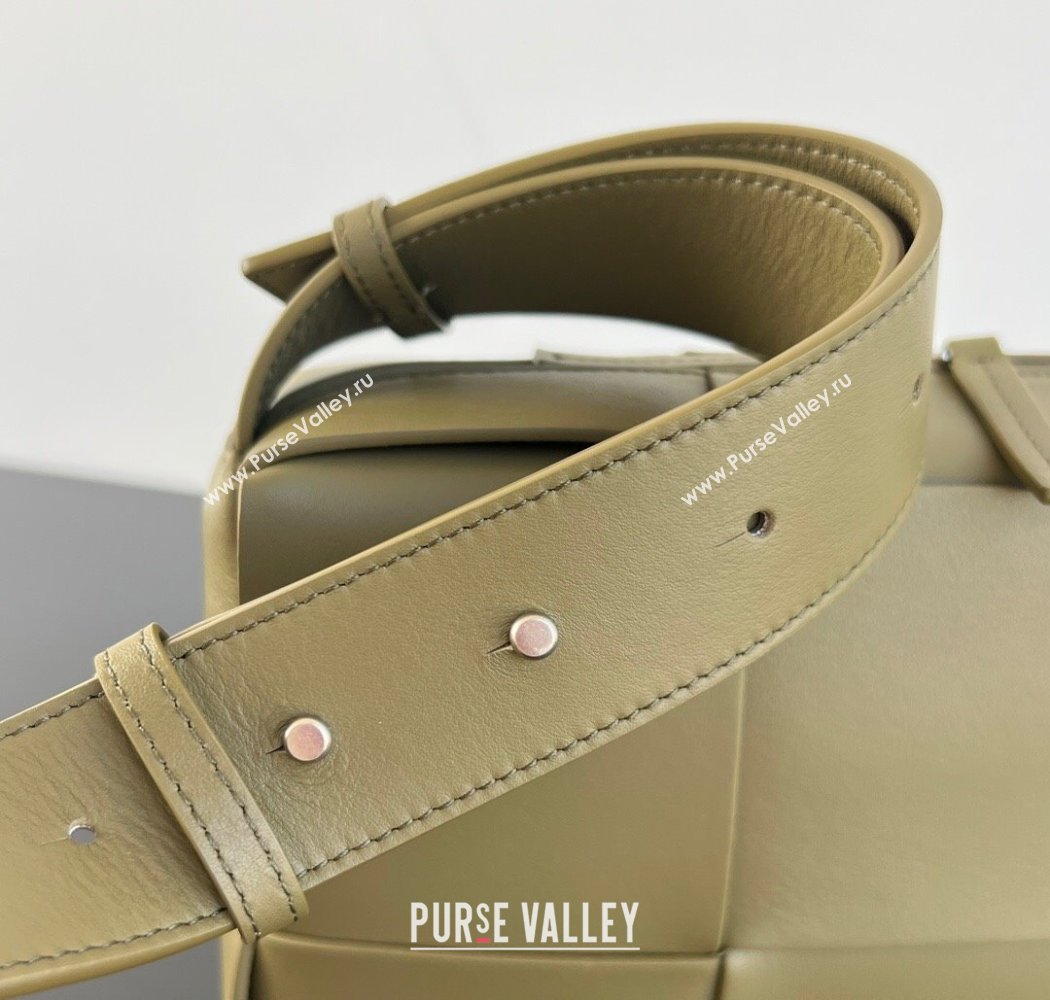 Bottega Veneta Mens Arco Camera Bag Bag in Intrecciato Leather Algae Green 2025 731165 (WT-250924034)