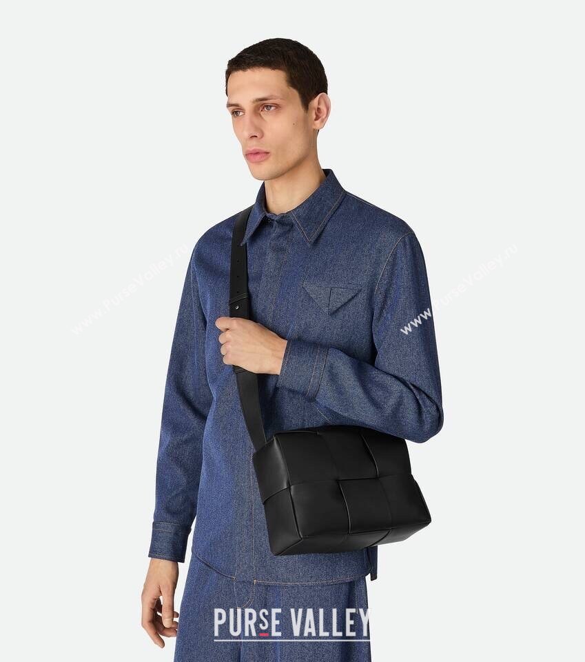 Bottega Veneta Mens Arco Camera Bag Bag in Intrecciato Smooth Leather Black 2025 731165 (WT-250924035)