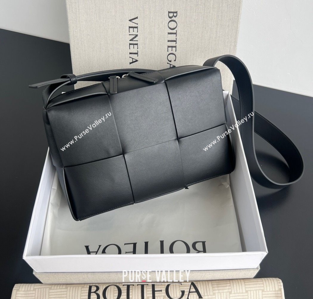 Bottega Veneta Mens Arco Camera Bag Bag in Intrecciato Smooth Leather Black 2025 731165 (WT-250924035)