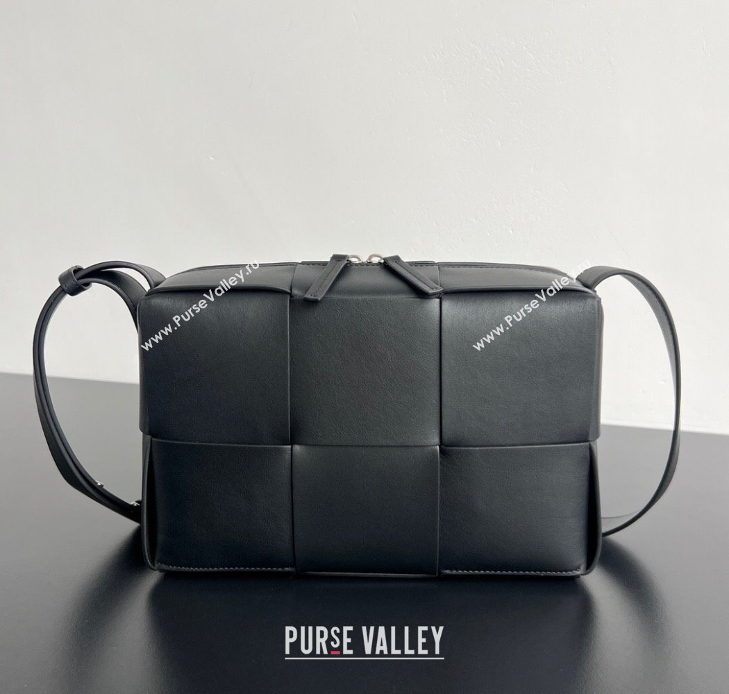 Bottega Veneta Mens Arco Camera Bag Bag in Intrecciato Smooth Leather Black 2025 731165 (WT-250924035)