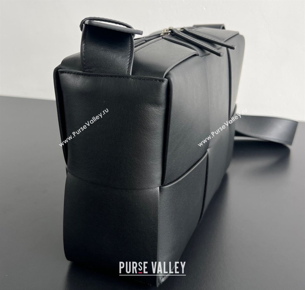 Bottega Veneta Mens Arco Camera Bag Bag in Intrecciato Smooth Leather Black 2025 731165 (WT-250924035)