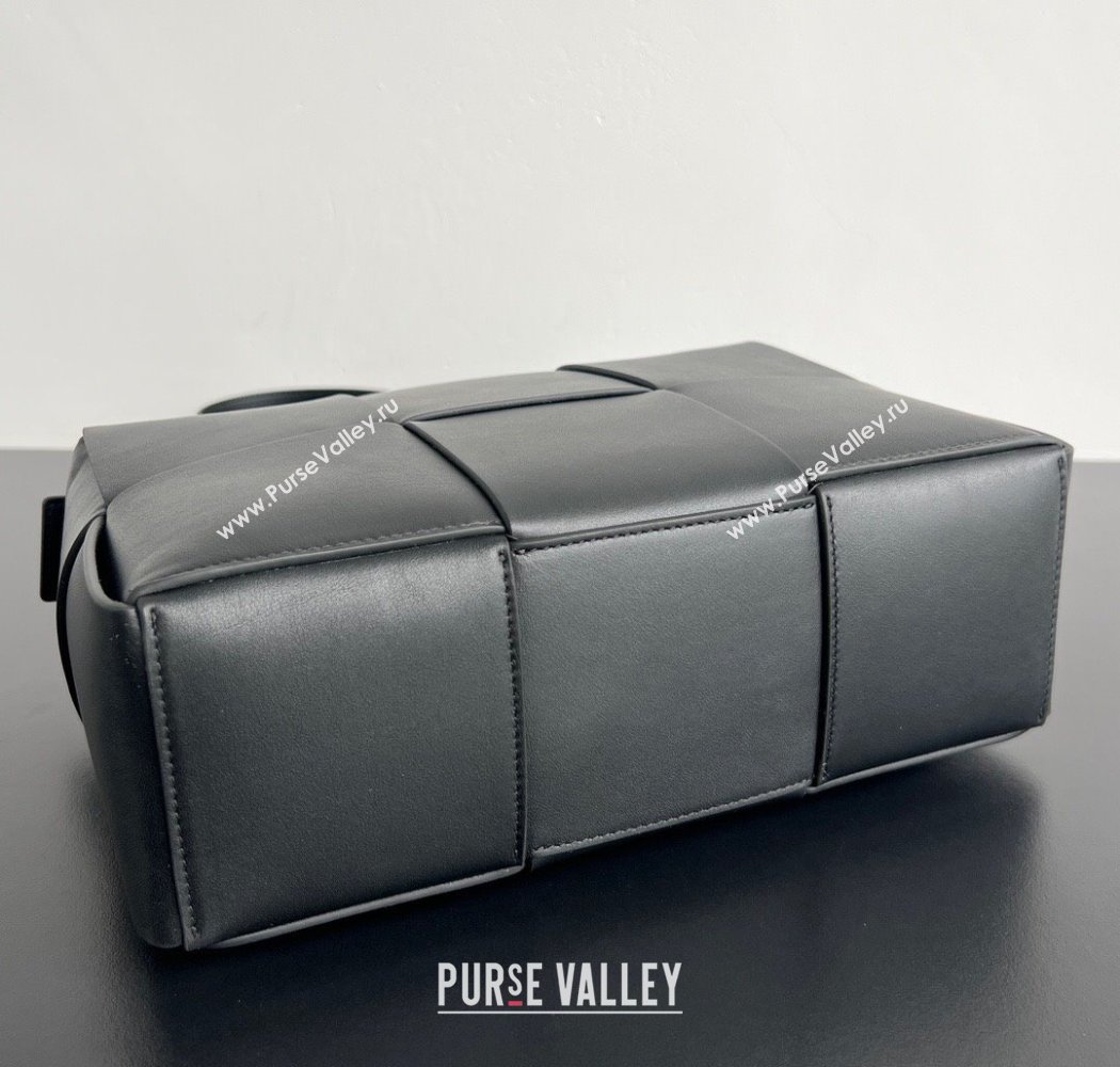 Bottega Veneta Mens Arco Camera Bag Bag in Intrecciato Smooth Leather Black 2025 731165 (WT-250924035)