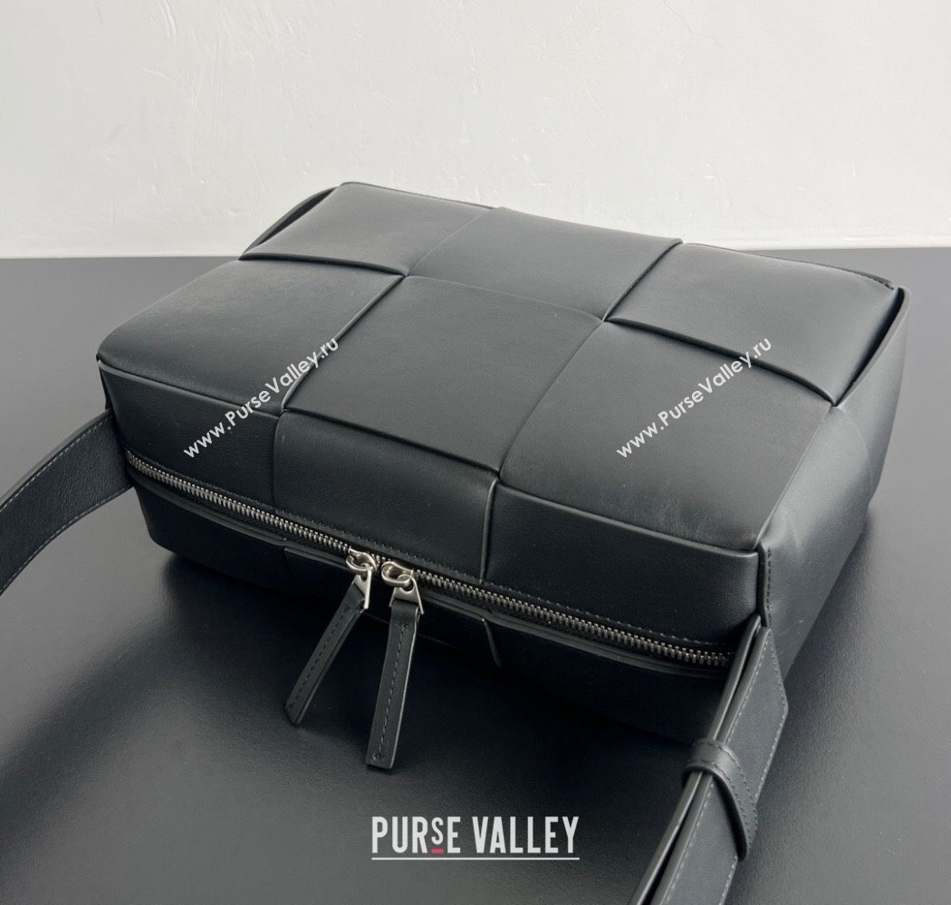 Bottega Veneta Mens Arco Camera Bag Bag in Intrecciato Smooth Leather Black 2025 731165 (WT-250924035)