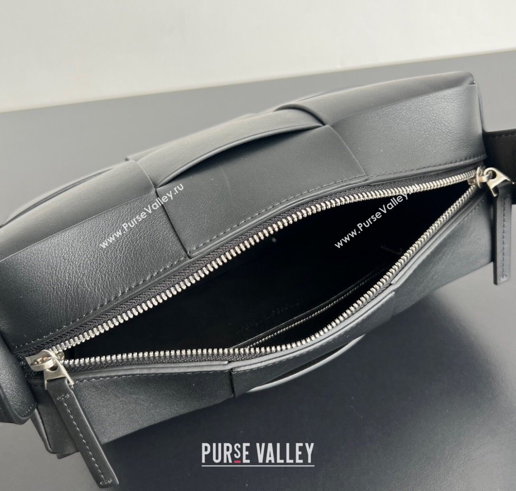 Bottega Veneta Mens Arco Camera Bag Bag in Intrecciato Smooth Leather Black 2025 731165 (WT-250924035)