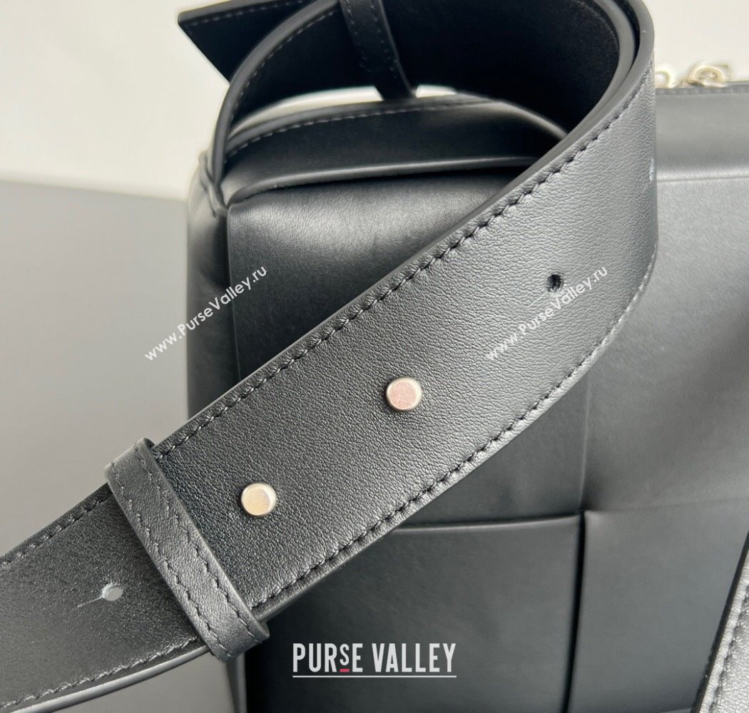 Bottega Veneta Mens Arco Camera Bag Bag in Intrecciato Smooth Leather Black 2025 731165 (WT-250924035)