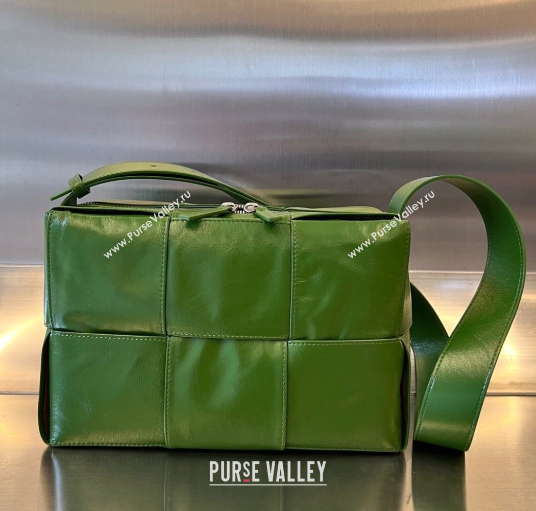 Bottega Veneta Mens Arco Camera Bag Bag in Intrecciato Leather Countryside Green 2025 731165 (WT-250924037)