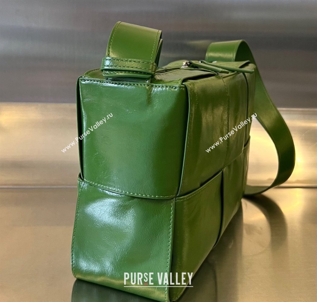 Bottega Veneta Mens Arco Camera Bag Bag in Intrecciato Leather Countryside Green 2025 731165 (WT-250924037)