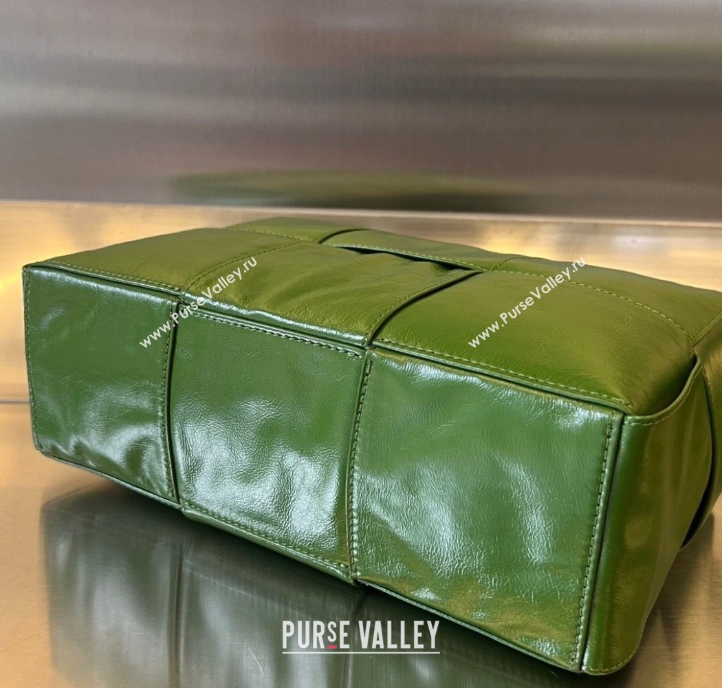 Bottega Veneta Mens Arco Camera Bag Bag in Intrecciato Leather Countryside Green 2025 731165 (WT-250924037)