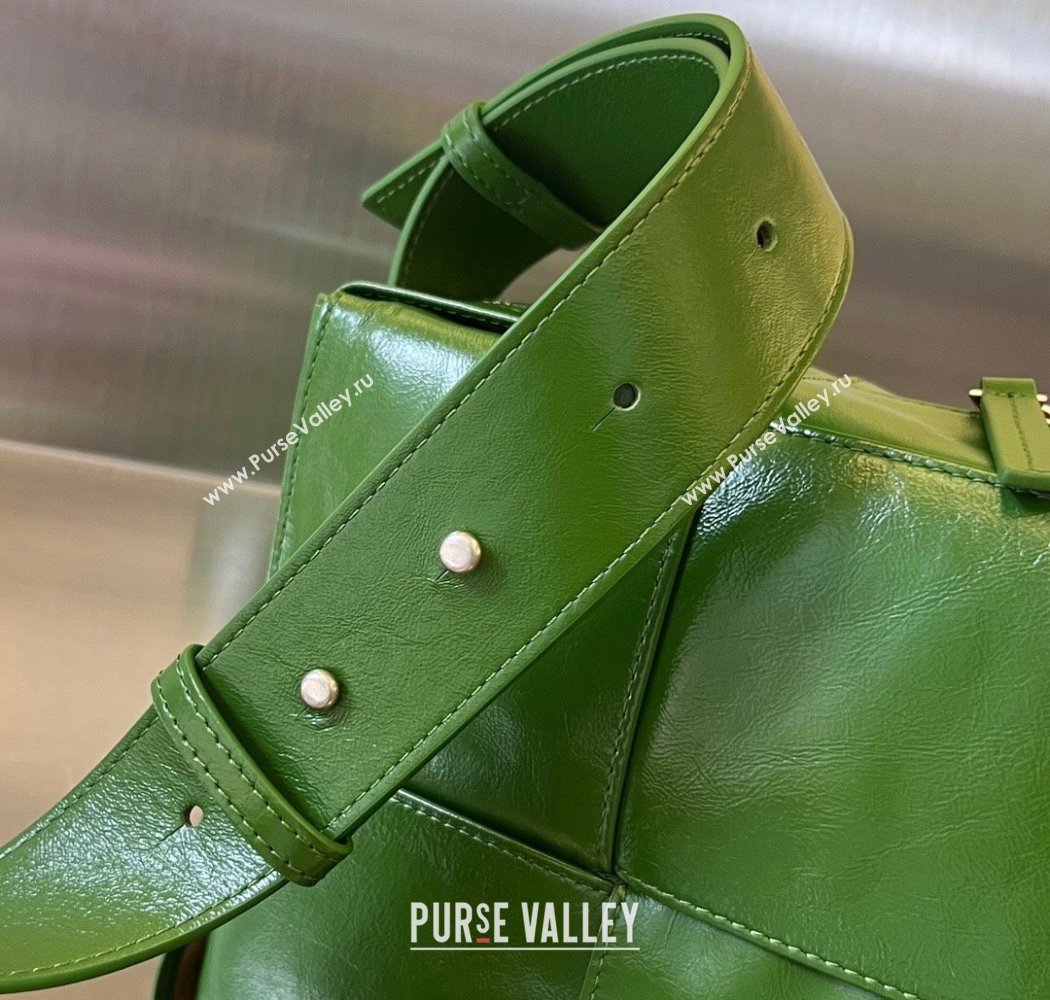 Bottega Veneta Mens Arco Camera Bag Bag in Intrecciato Leather Countryside Green 2025 731165 (WT-250924037)