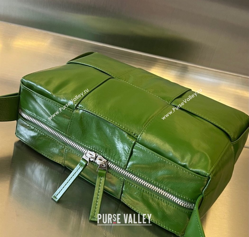 Bottega Veneta Mens Arco Camera Bag Bag in Intrecciato Leather Countryside Green 2025 731165 (WT-250924037)