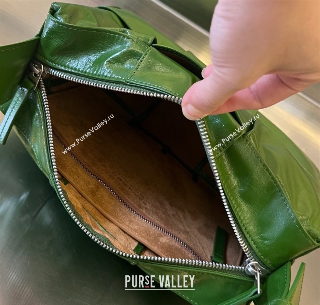 Bottega Veneta Mens Arco Camera Bag Bag in Intrecciato Leather Countryside Green 2025 731165 (WT-250924037)