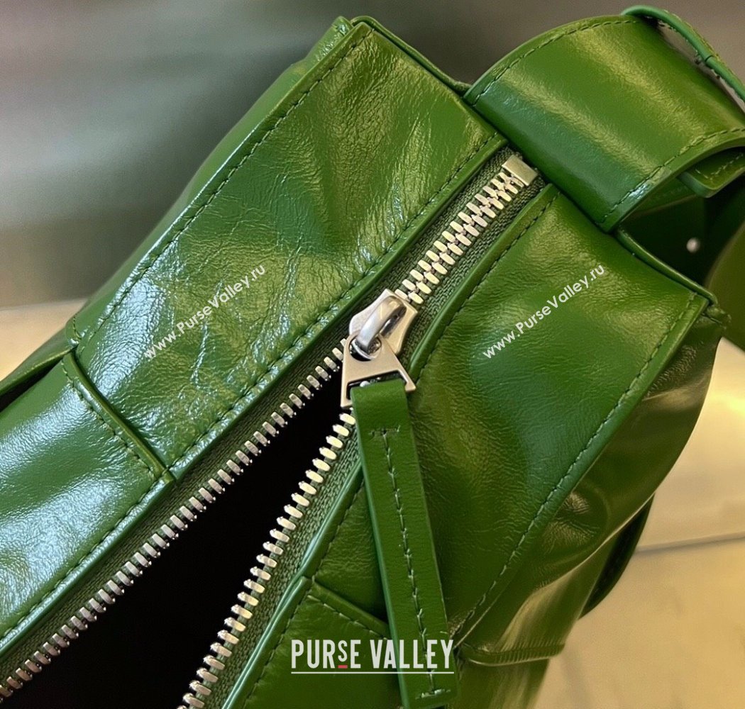 Bottega Veneta Mens Arco Camera Bag Bag in Intrecciato Leather Countryside Green 2025 731165 (WT-250924037)