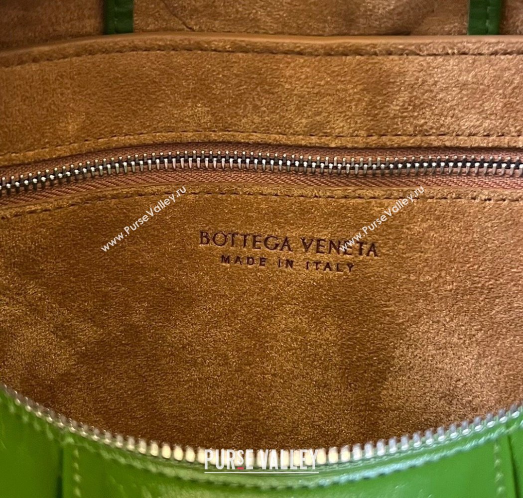 Bottega Veneta Mens Arco Camera Bag Bag in Intrecciato Leather Countryside Green 2025 731165 (WT-250924037)