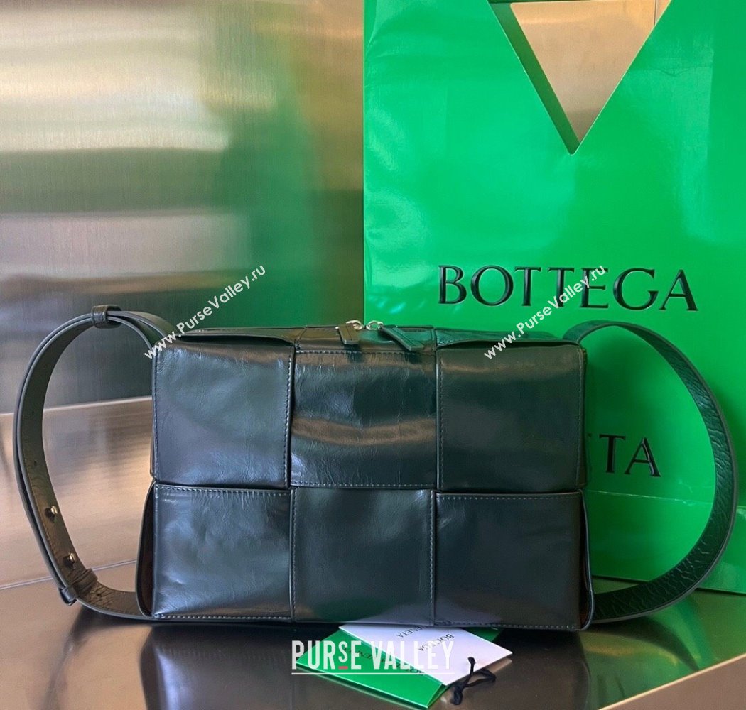 Bottega Veneta Mens Arco Camera Bag Bag in Intrecciato Leather Dark Green 2025 731165 (WT-250924038)