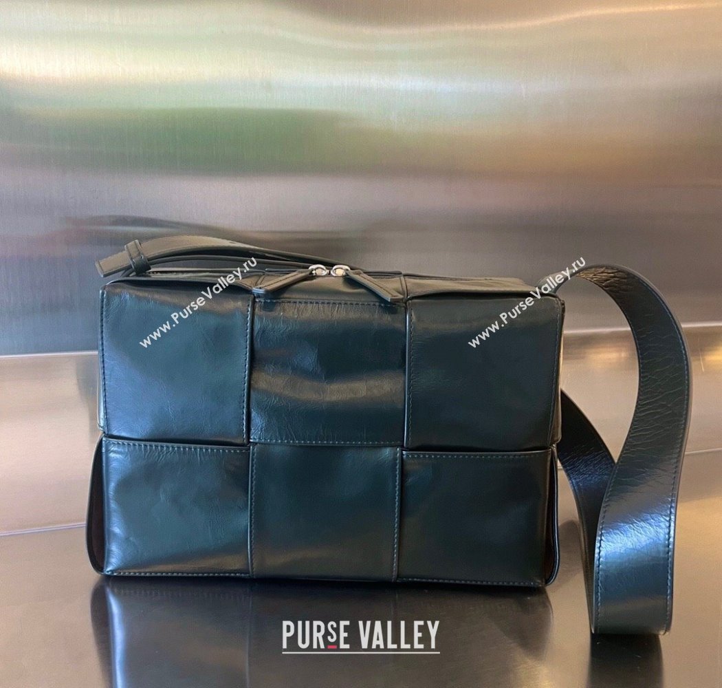 Bottega Veneta Mens Arco Camera Bag Bag in Intrecciato Leather Dark Green 2025 731165 (WT-250924038)