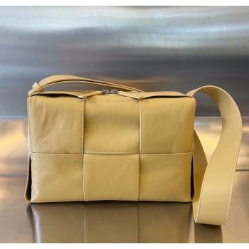 Bottega Veneta Mens Arco Camera Bag Bag in Intrecciato Leather Cassawa Yellow 2025 731165 (WT-250924039)
