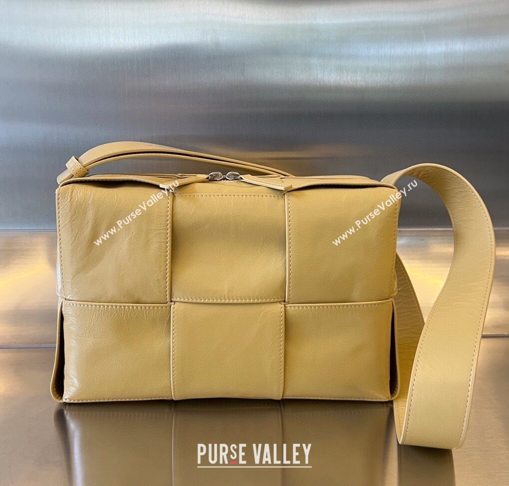 Bottega Veneta Mens Arco Camera Bag Bag in Intrecciato Leather Cassawa Yellow 2025 731165 (WT-250924039)