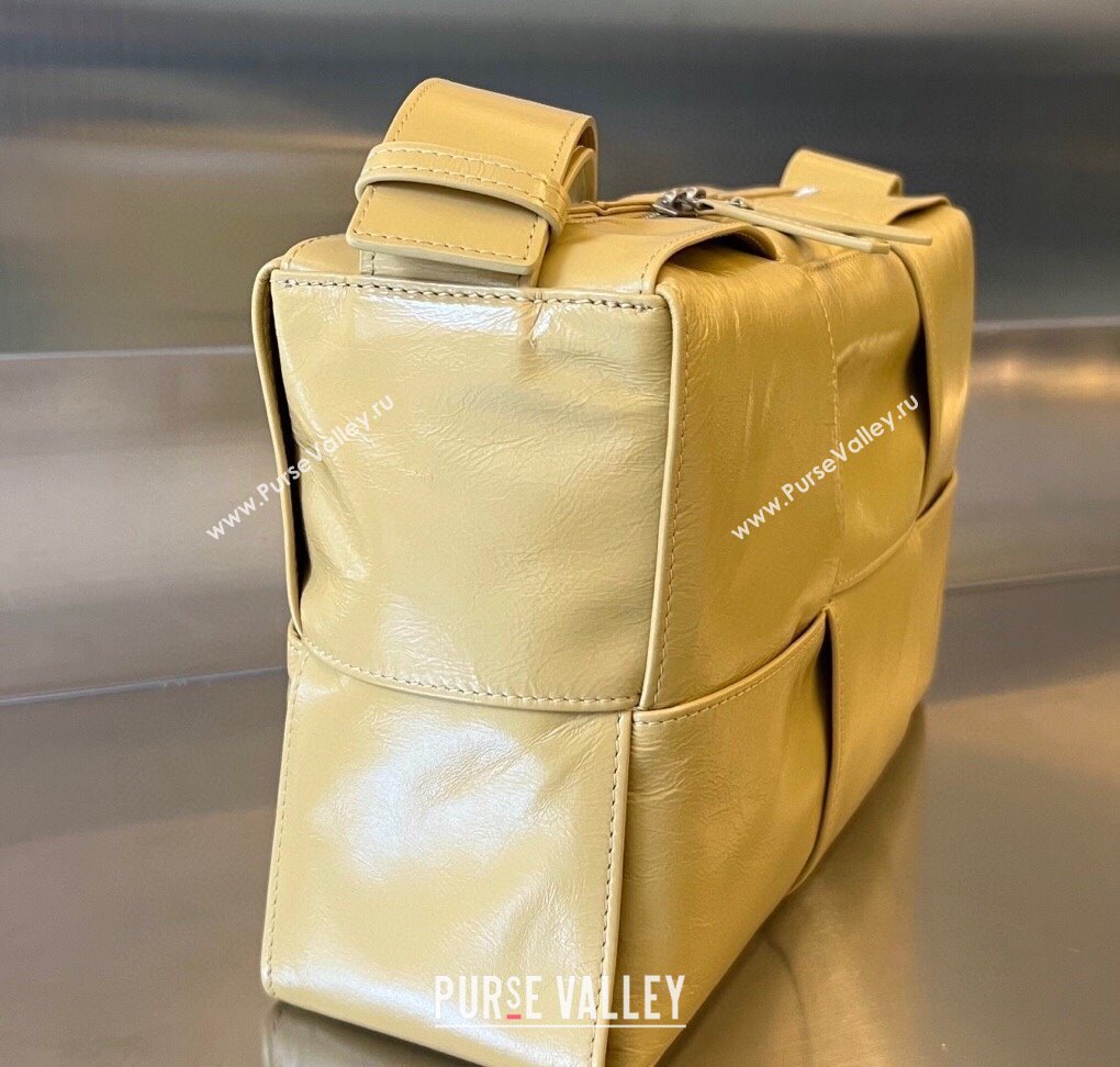 Bottega Veneta Mens Arco Camera Bag Bag in Intrecciato Leather Cassawa Yellow 2025 731165 (WT-250924039)