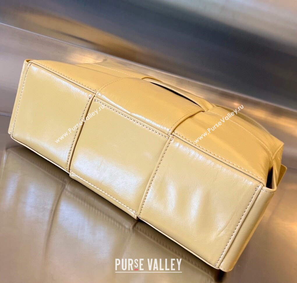 Bottega Veneta Mens Arco Camera Bag Bag in Intrecciato Leather Cassawa Yellow 2025 731165 (WT-250924039)