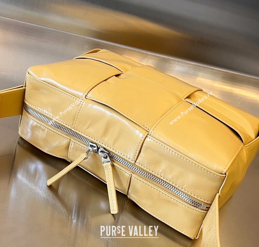 Bottega Veneta Mens Arco Camera Bag Bag in Intrecciato Leather Cassawa Yellow 2025 731165 (WT-250924039)